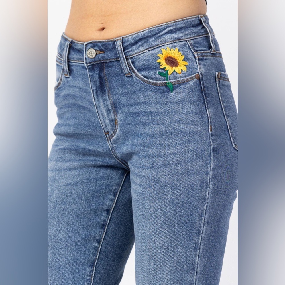 Judy Blue High Rise Relaxed Fit Sunflower Embroidered Jeans 88257 size 15/32 - Picture 5 of 6